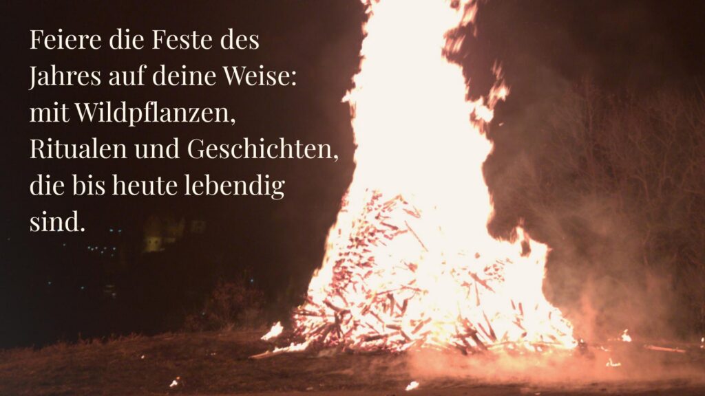 Großes Feuer bei Nacht in Altensteig – Symbol für die Wintersonnenwende und den Beginn des neuen Jahreskreises.
