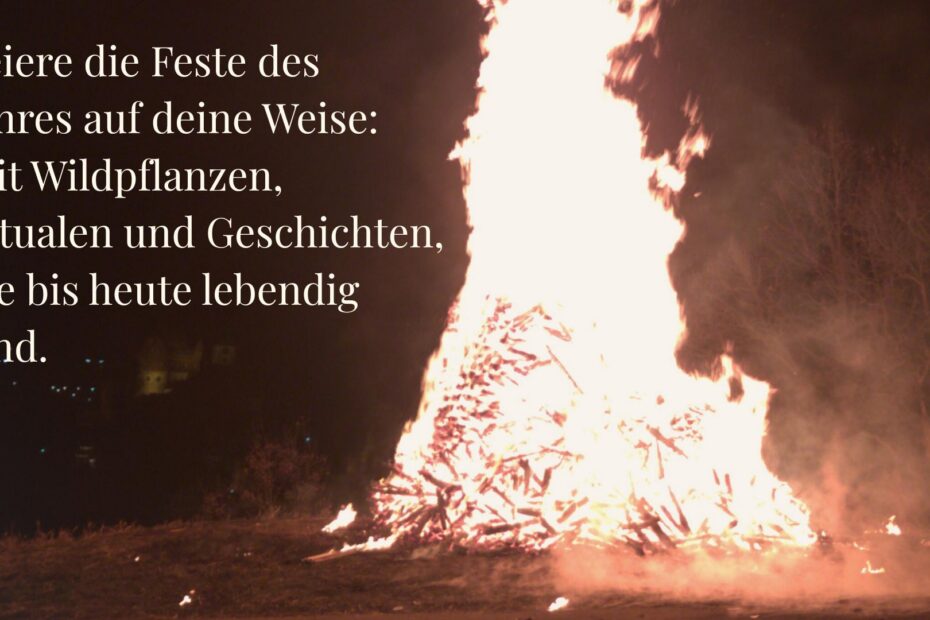 Großes Feuer bei Nacht in Altensteig – Symbol für die Wintersonnenwende und den Beginn des neuen Jahreskreises.