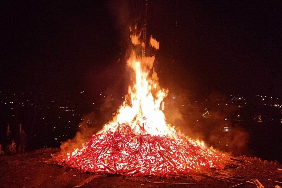 Großes Wintersonnwende-Feuer in Altensteig leuchtet in der klaren Winternacht über dem Tal.