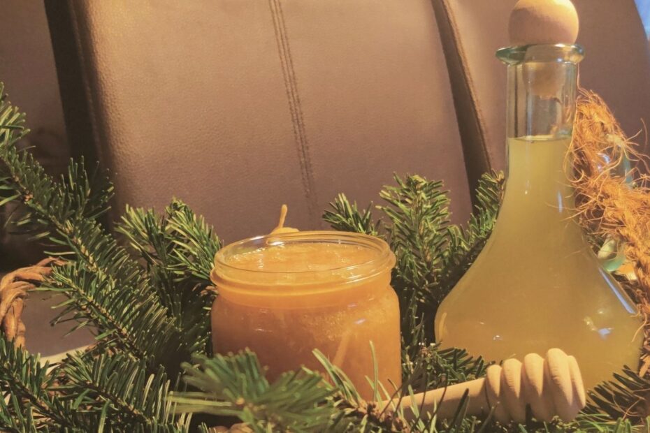 Oxymel aus Honig und Apfelessig mit Tannenzweigen als traditionelles Hausmittel